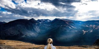 Sarah Shows Off Her Stunning Body in Concert at Wembley Arena