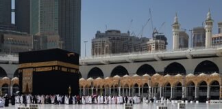 Jemaah Haji Kota Banjar Telah Tiba di Kampung Halaman group of people on mecca