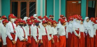 Profil MIN 00 Banjar a group of people in red uniforms