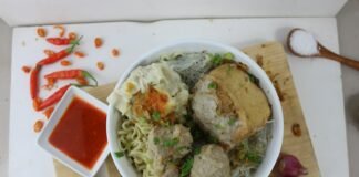 Baso Legendaris di Kota Banjar a bowl of noodles with meat and vegetables