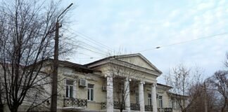 Kota untuk Semua: Menghindari Pemerintahan Elitistis dan Simbolik a building with columns and a clock on the front of it