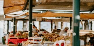 Harga Sembako di Pasar Banjar Mengalami Kenaikan Menjelang Lebaran man in fruit market