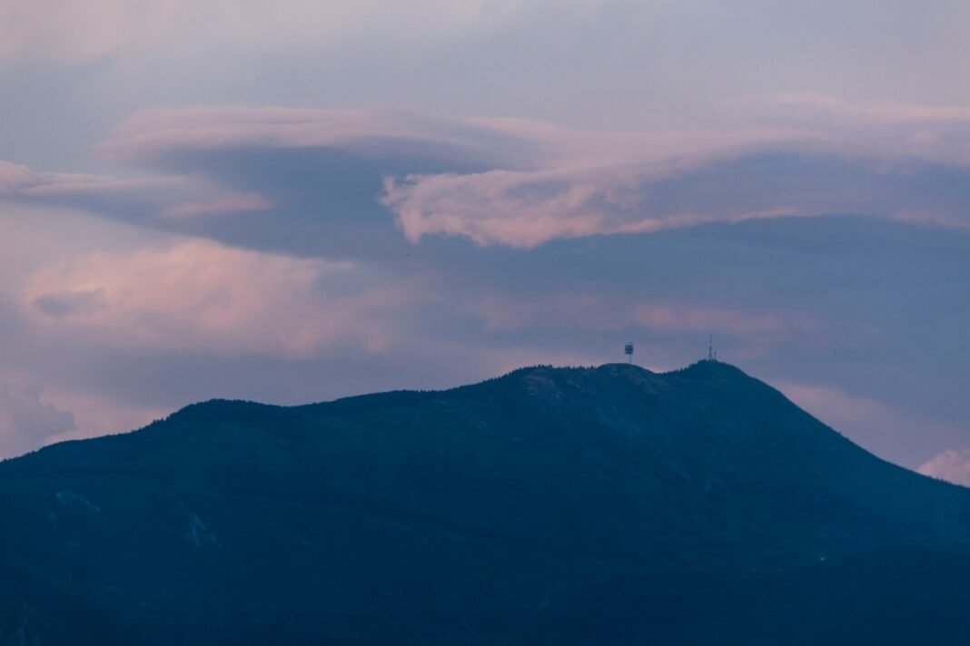 Photo by İhsan Işık silhouette of mountain
