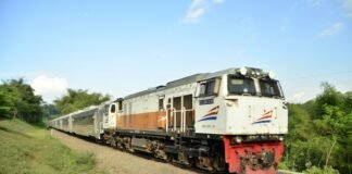 Tarif KAI dari Kota Banjar ke Berbagai Kota Besar di Pulau Jawa red and gray train on rail tracks during daytime