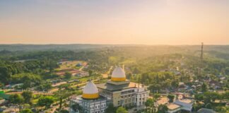 Profil Ponpes Al-Fulaniyah Banjar an aerial view of a large white building