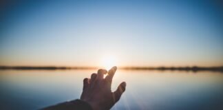 Harapan Besar Buat Kota Banjar landscape photography of person's hand in front of sun