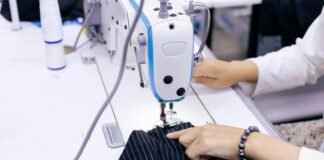 7 Rekomendasi Penjahit di Kota Banjar a woman using a sewing machine to sew clothes